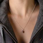 Modelo usando el collar calavera en plata ley 950 para ejemplo de tamaño y estilo