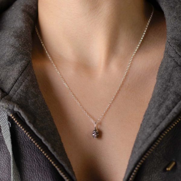 Modelo usando el collar calavera en plata ley 950 para ejemplo de tamaño y estilo