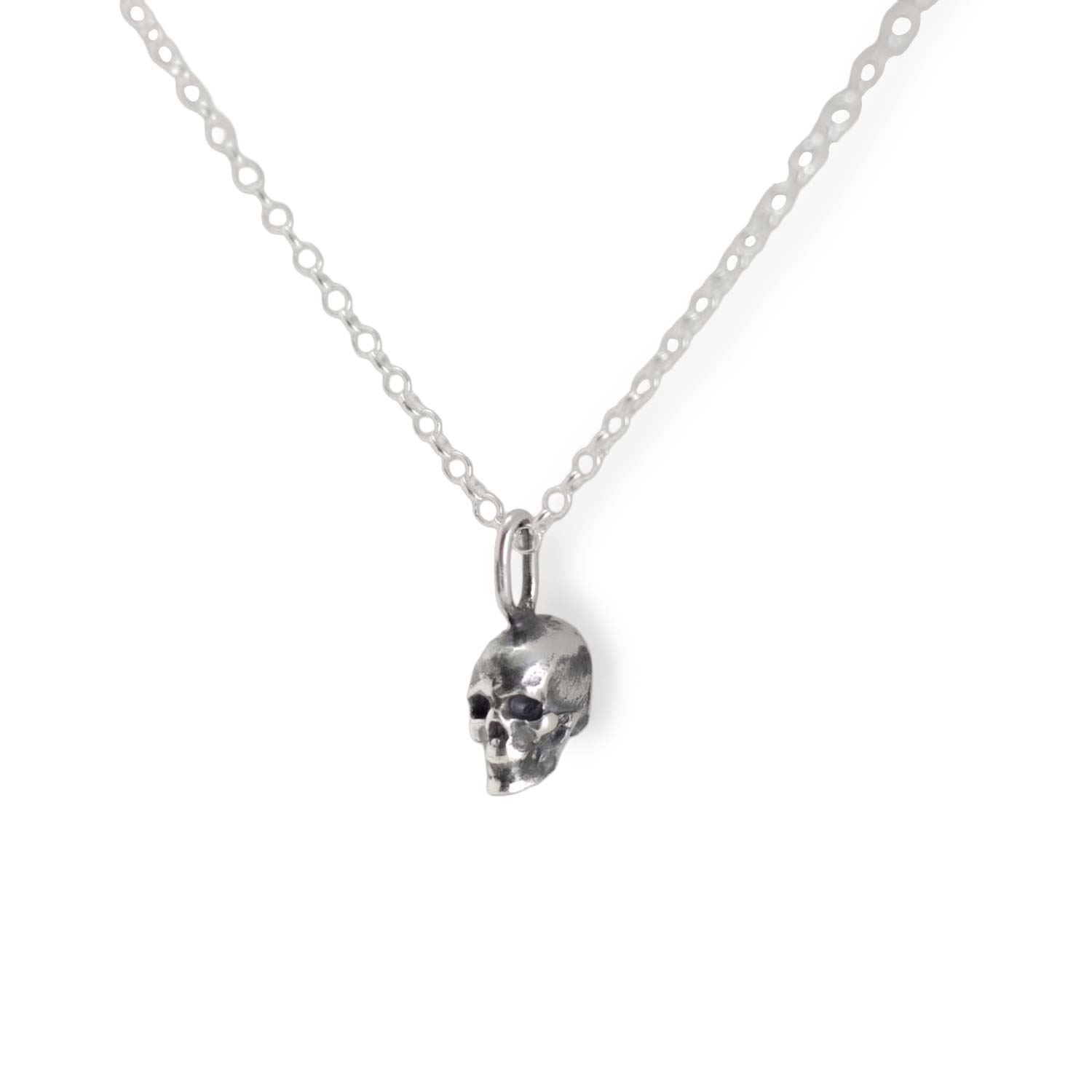 Collar-calavera-plata-vista-lateral Dije de cráneo en plata ley 950 mostrado en ángulo de medio lado