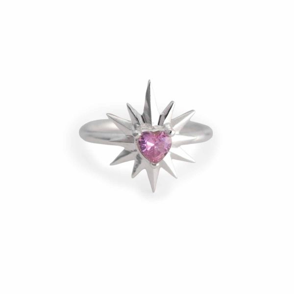 Anillo de plata ley 950 con forma del planeta Saturno y circonita cúbica en forma de corazón en el centro.