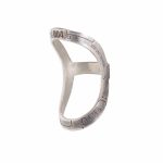 Detalle del perfil izquierdo del anillo férula ortopédico de plata ley 950 estilo robot japonés