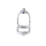 Vista frontal de anillo férula ortopédico en plata ley 950 con diseño de nudo celta para hipermovilidad