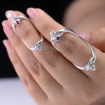 Férula de anillo en plata 950 colocada en los dedos índice y anular para corregir la hiperextensión