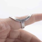 emostración de uso de anillo férula ortopédico estilo mecha en el dedo índice